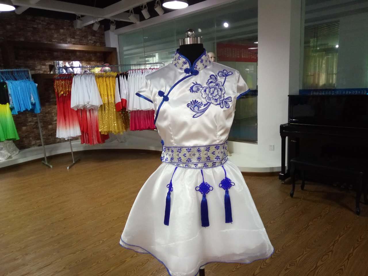 我系顺利完成公司演出服装的制作工作