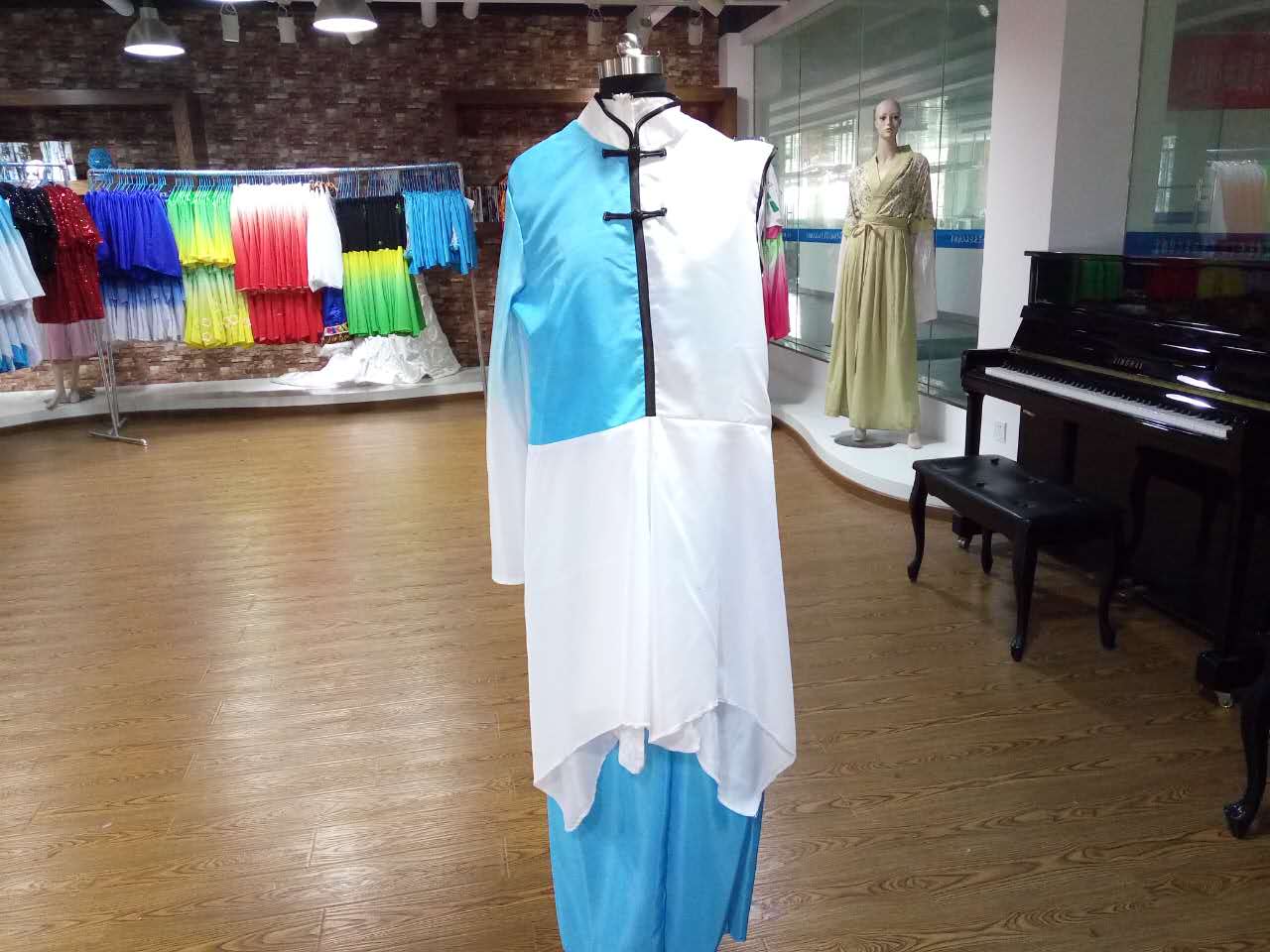 我系顺利完成公司演出服装的制作工作