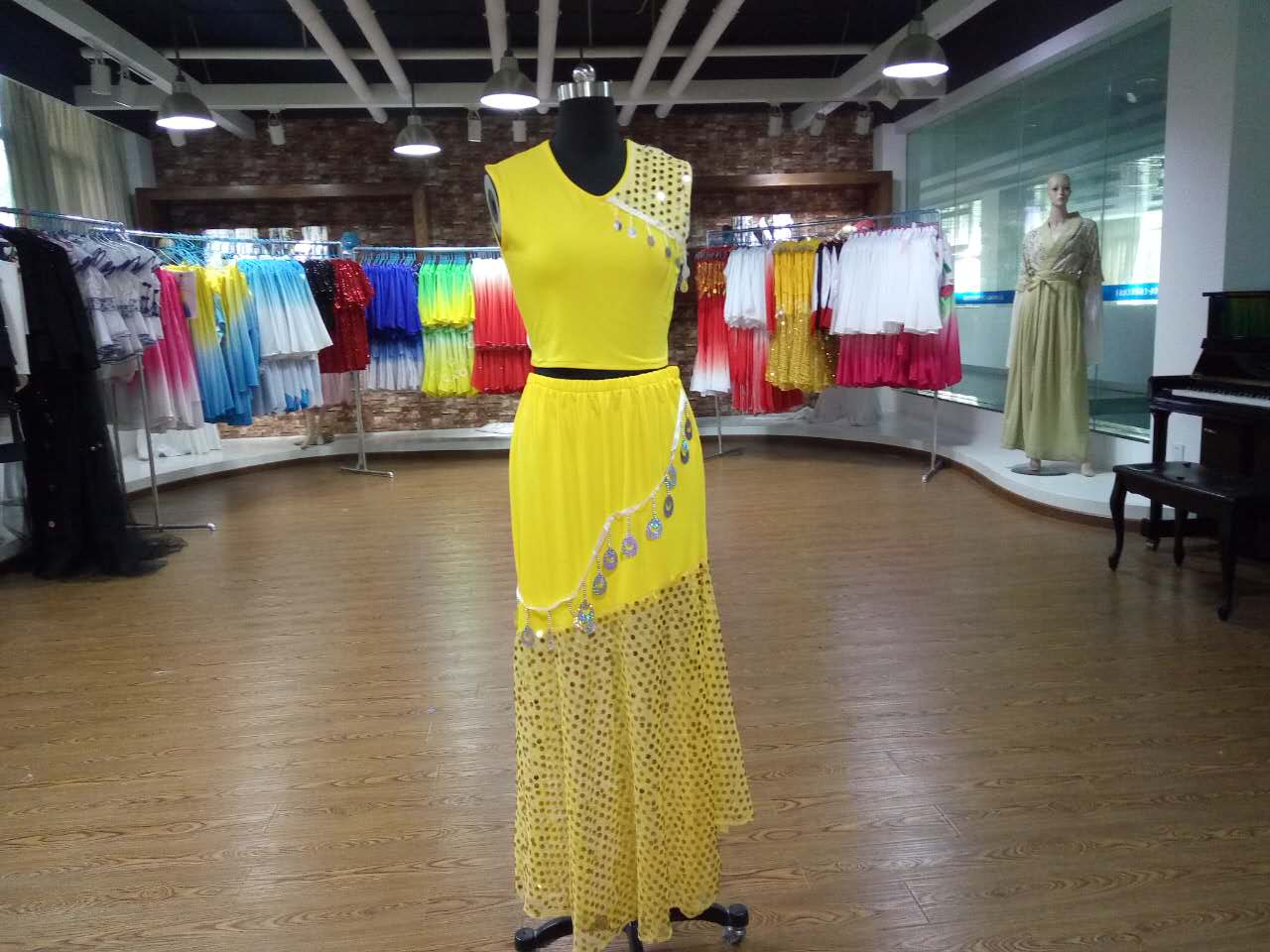 我系顺利完成公司演出服装的制作工作