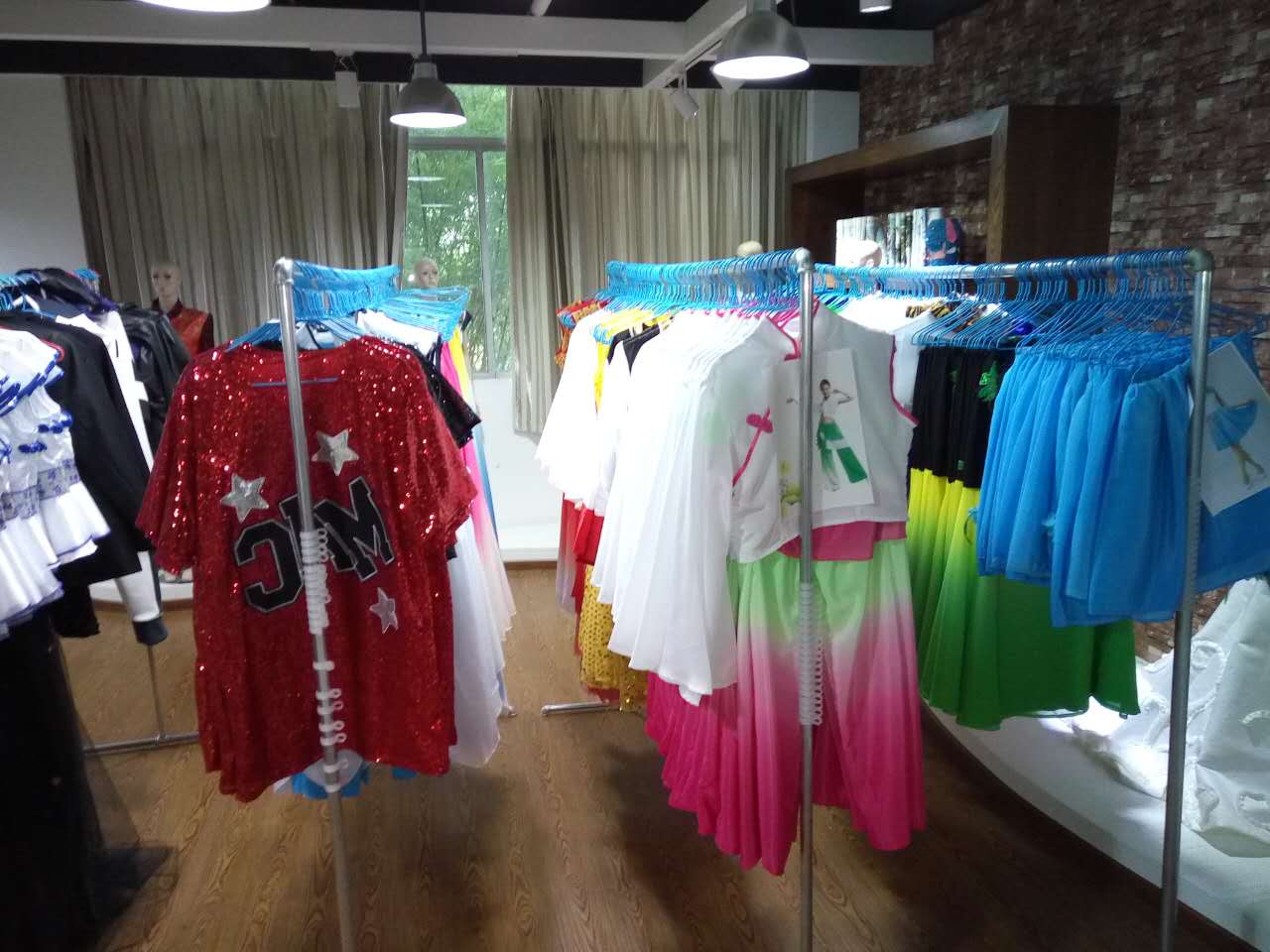 我系顺利完成公司演出服装的制作工作