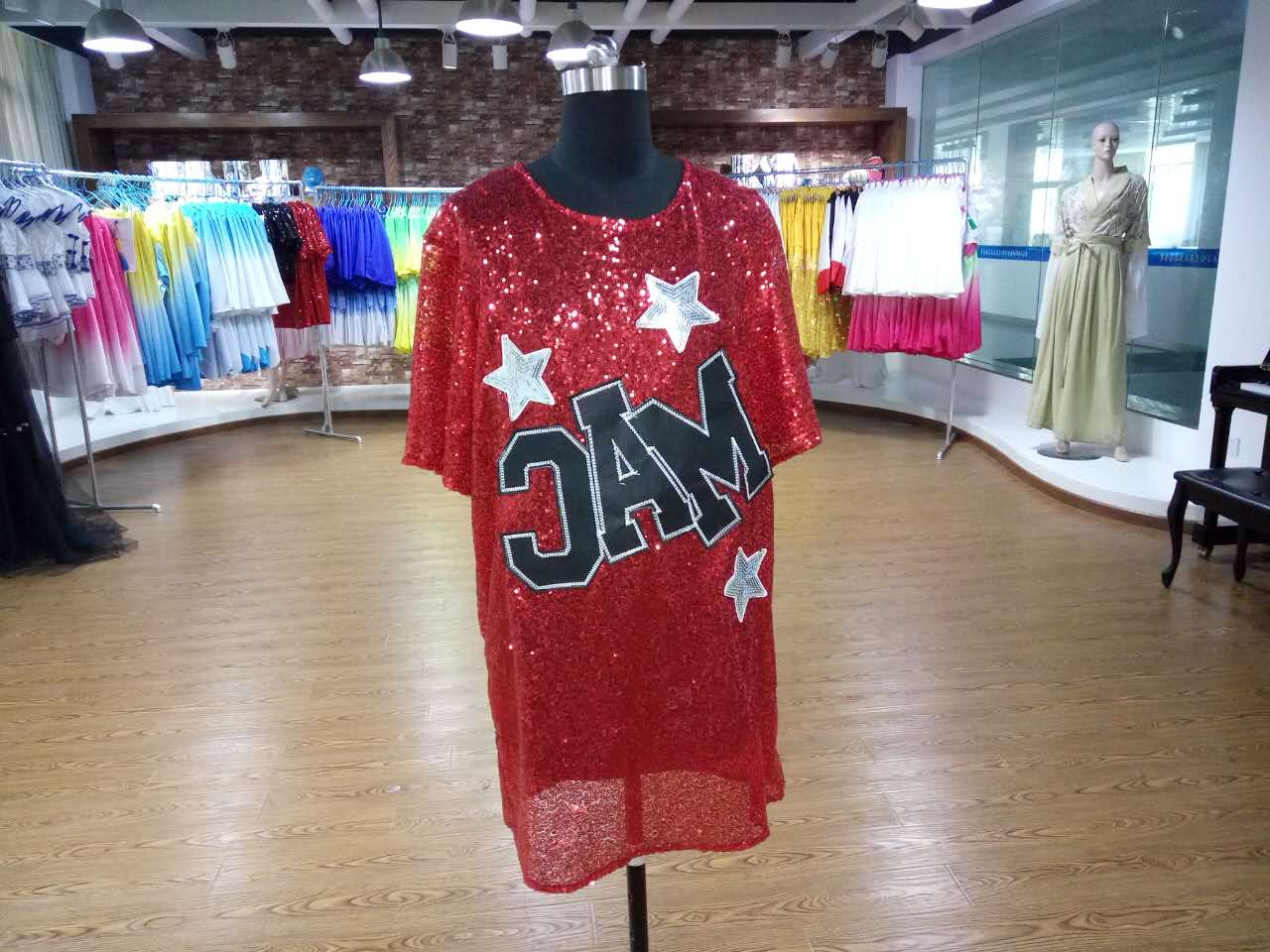 我系顺利完成公司演出服装的制作工作