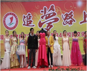 我系到涪陵第二中公司开展“送文艺进公司”志愿服务活动