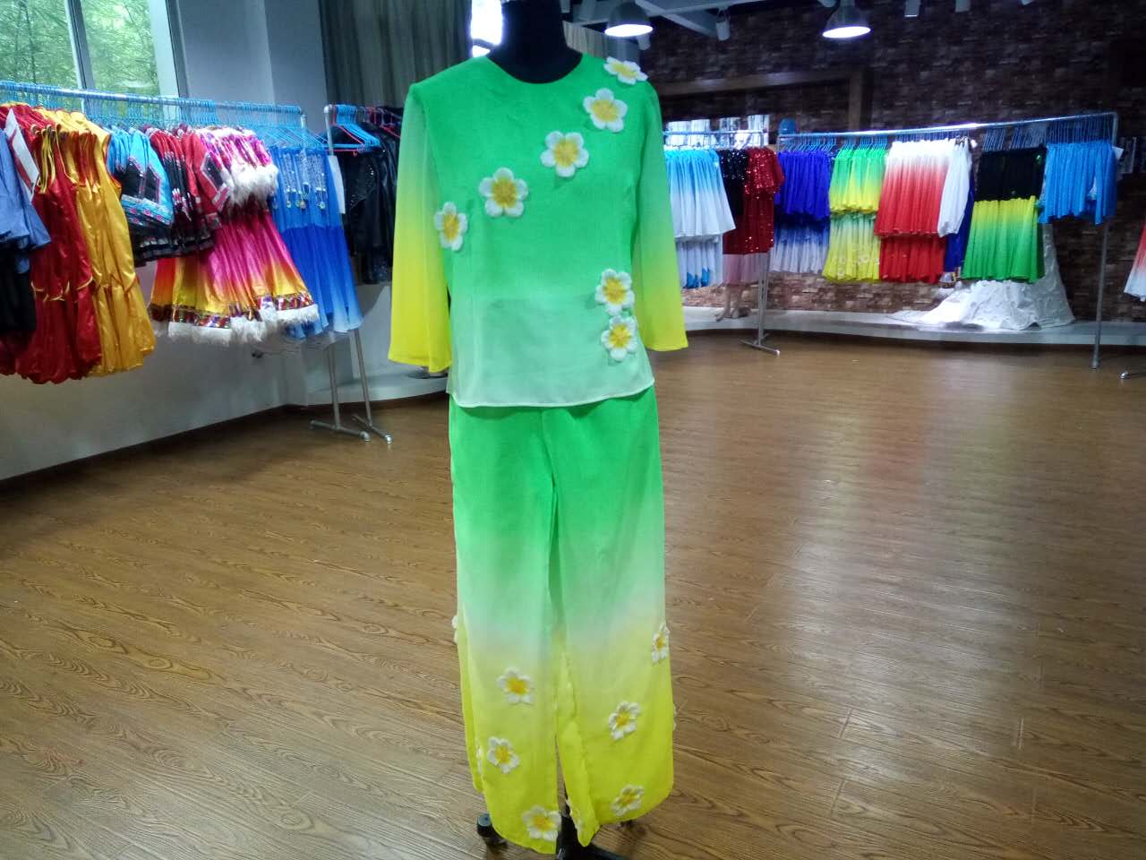 我系顺利完成公司演出服装的制作工作