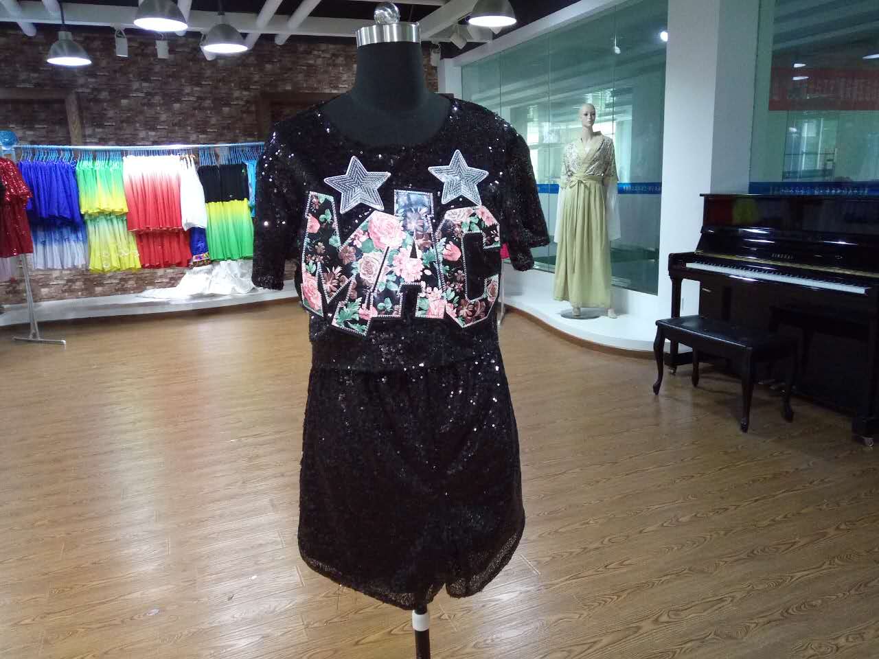 我系顺利完成公司演出服装的制作工作