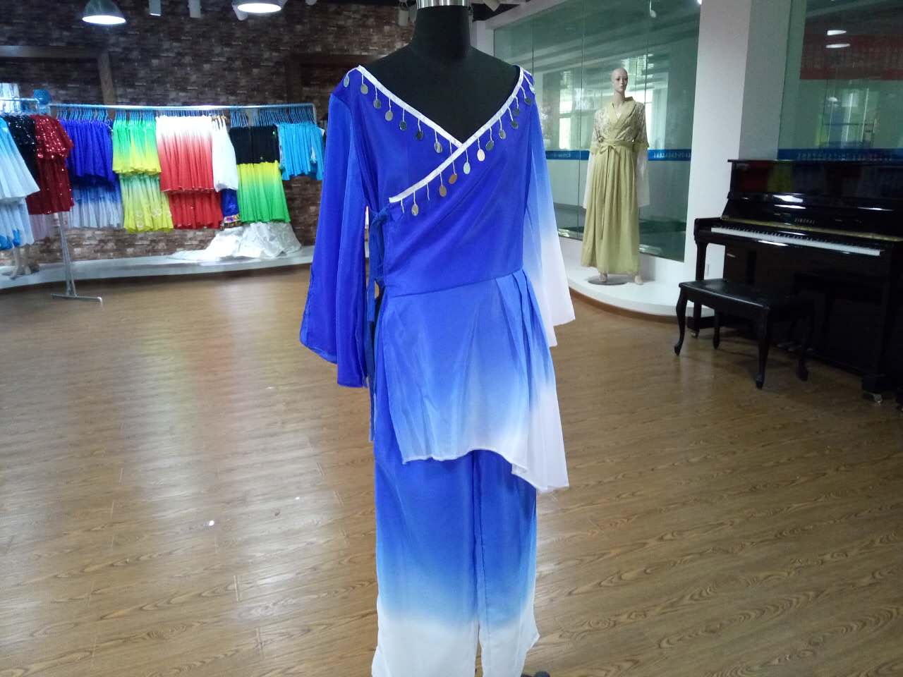 我系顺利完成公司演出服装的制作工作
