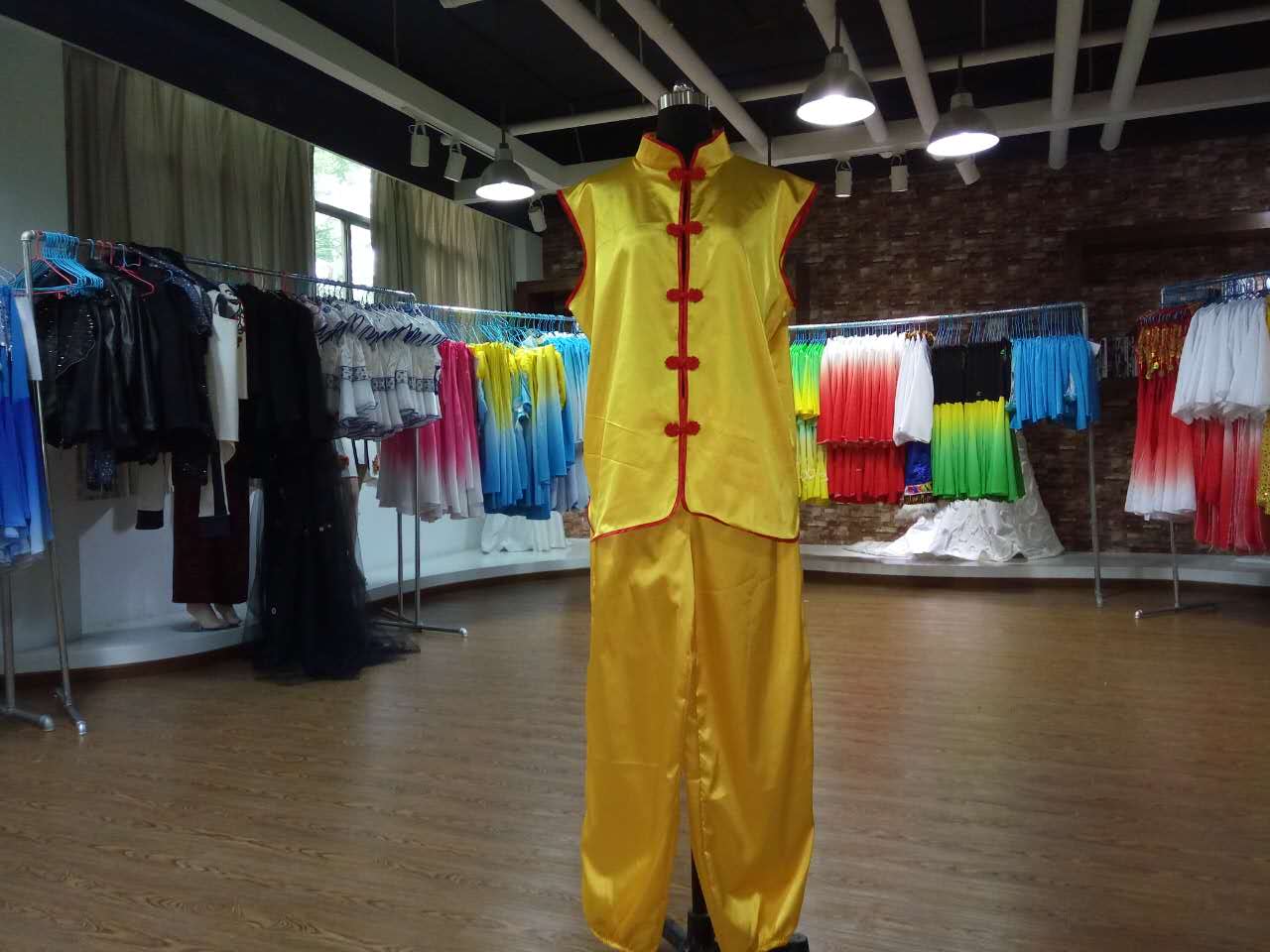 我系顺利完成公司演出服装的制作工作