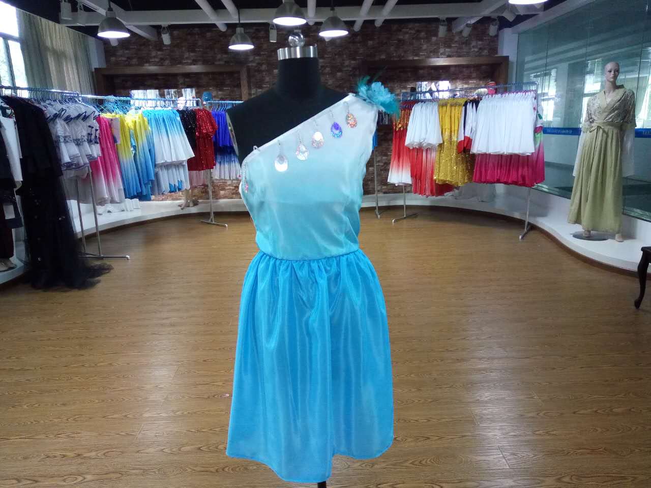 我系顺利完成公司演出服装的制作工作