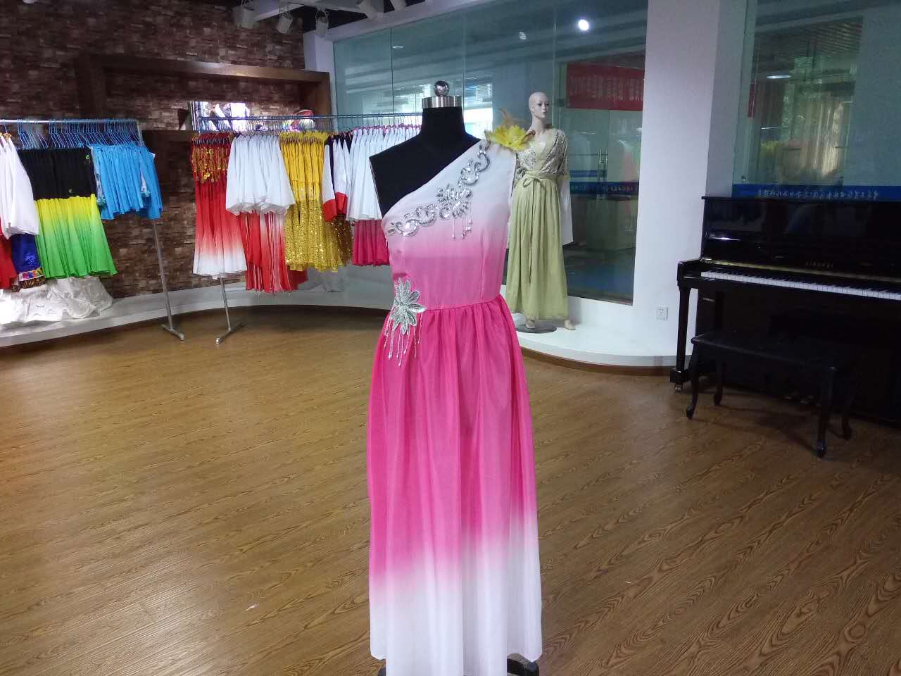 我系顺利完成公司演出服装的制作工作