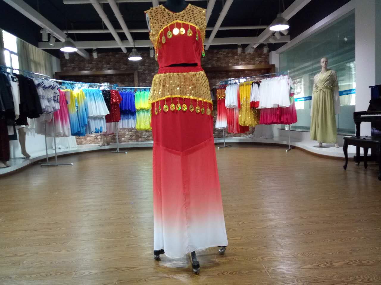 我系顺利完成公司演出服装的制作工作