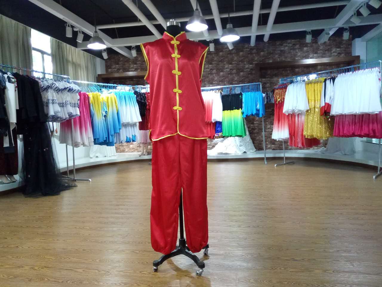我系顺利完成公司演出服装的制作工作