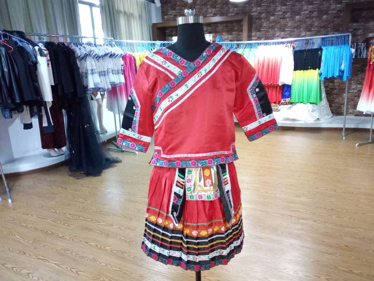 我系顺利完成公司演出服装的制作工作