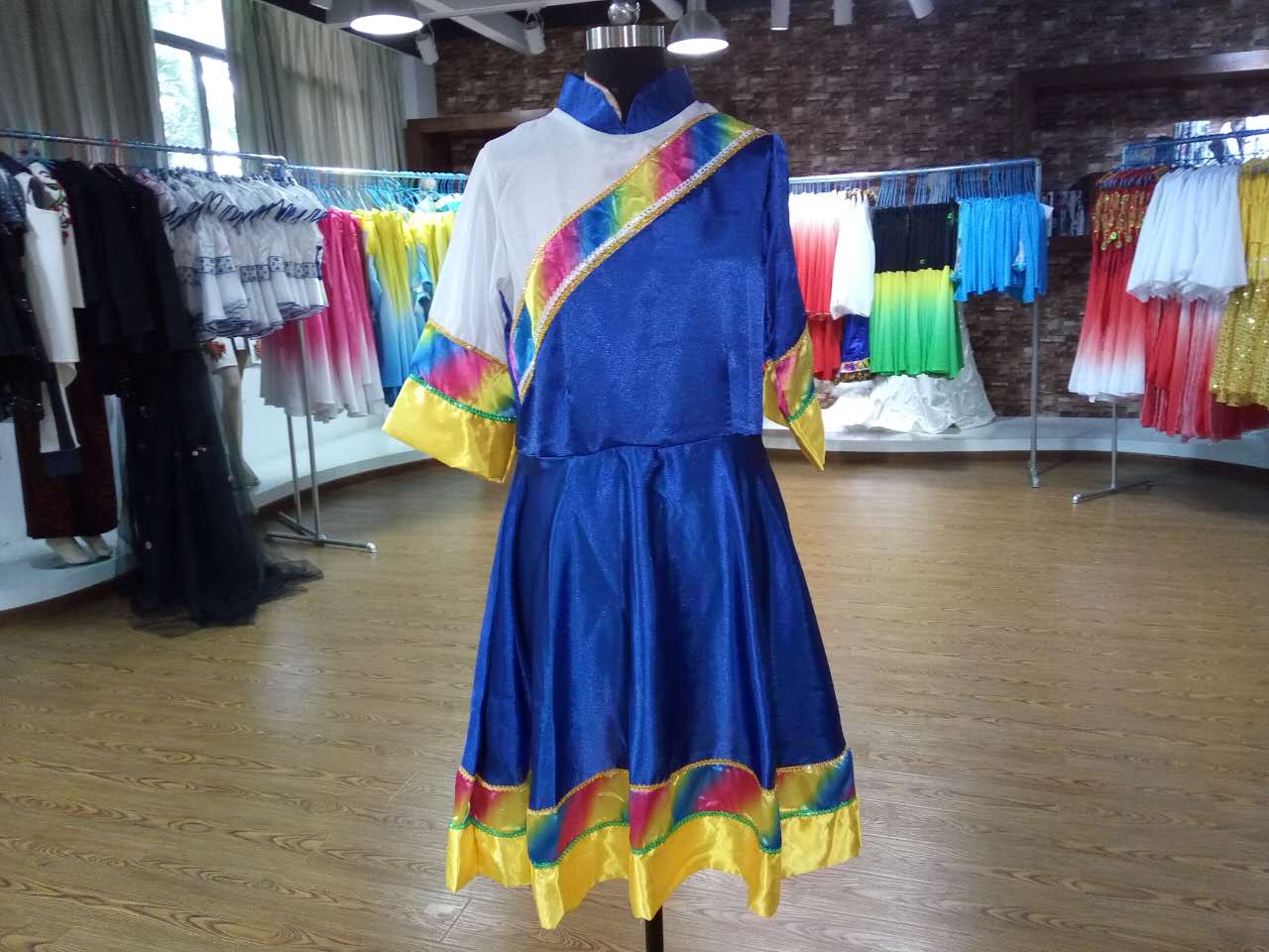我系顺利完成公司演出服装的制作工作