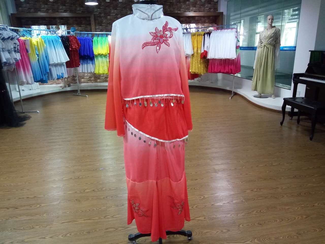 我系顺利完成公司演出服装的制作工作