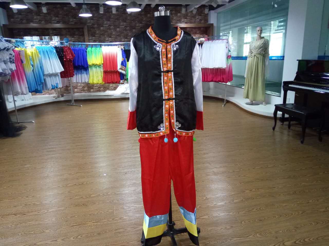 我系顺利完成公司演出服装的制作工作