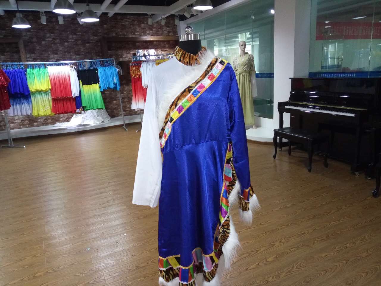 我系顺利完成公司演出服装的制作工作